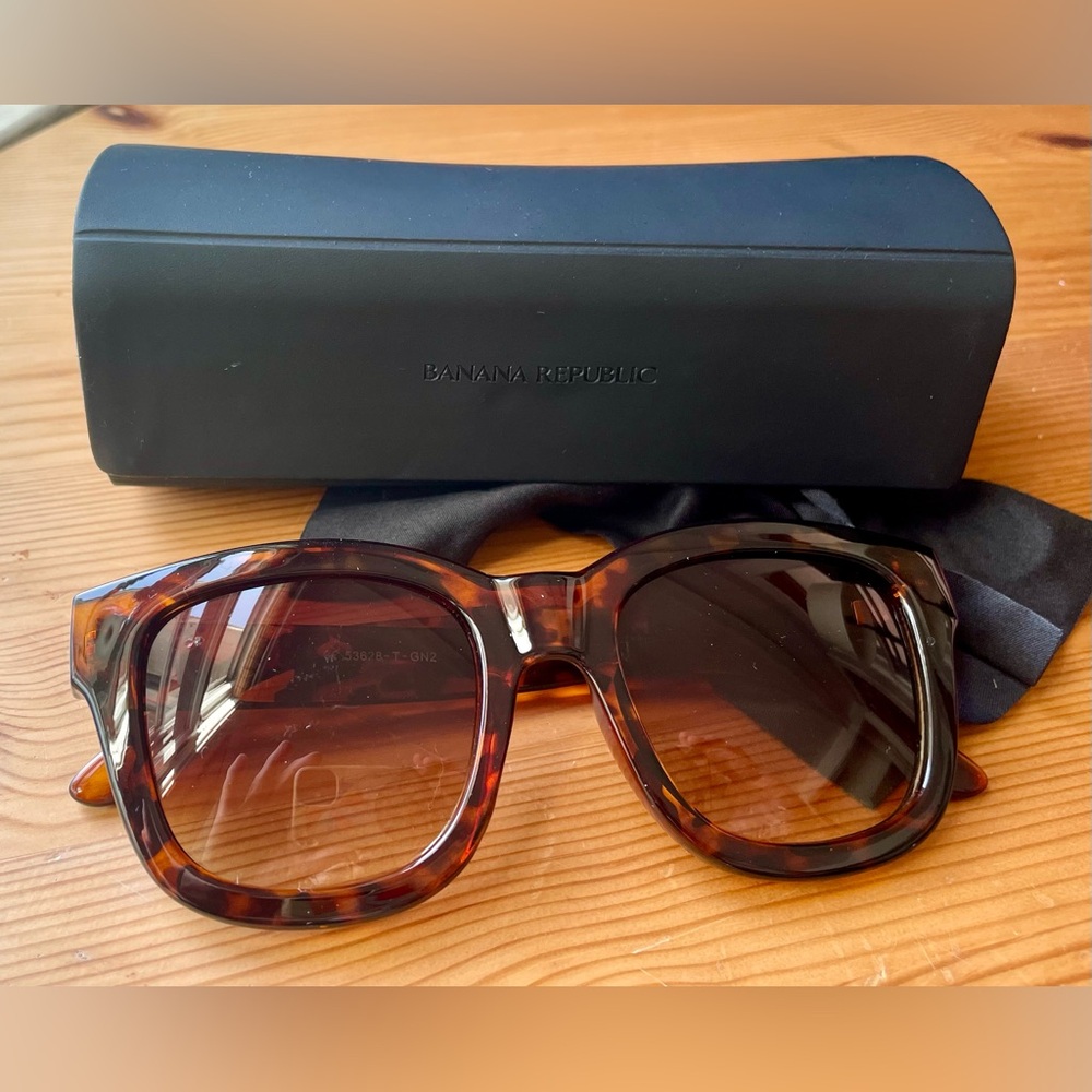 Banana Republic Tortoiseshell Sunglasses with Brown Lenses